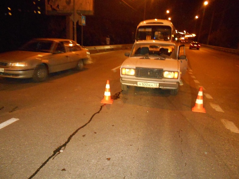 Грузовой «Мерседес» столкнулся с «БМВ», в котором ехала семья из трех человек