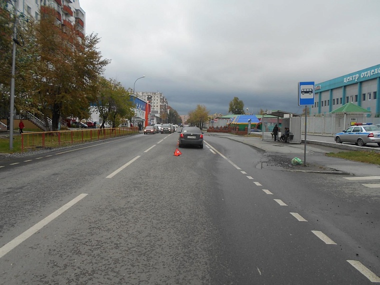 Грузовой «Мерседес» столкнулся с «БМВ», в котором ехала семья из трех человек