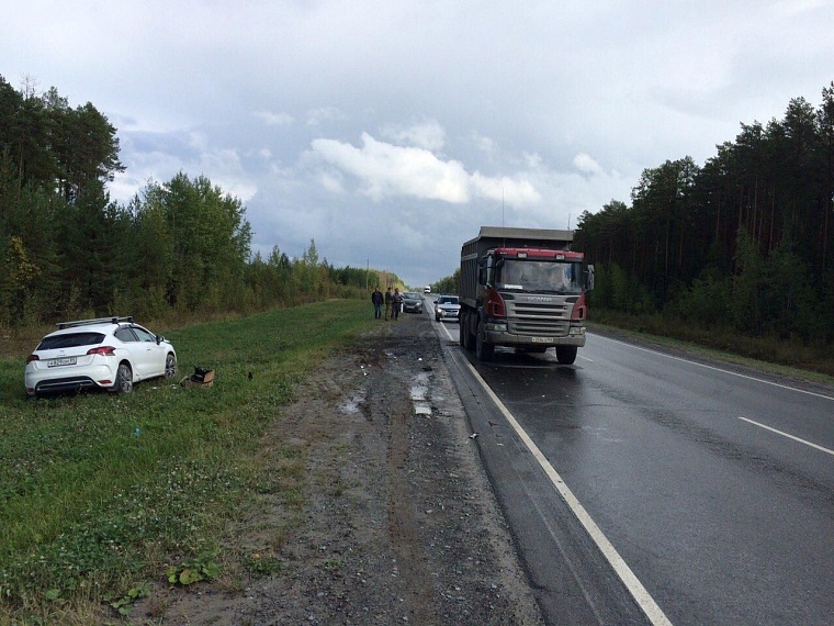 Грузовой «Мерседес» столкнулся с «БМВ», в котором ехала семья из трех человек