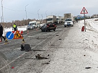В столкновении с двумя грузовиками на трассе Тюмень - Омск погиб пожилой водитель