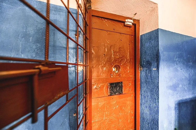 Напав на оперативника УФСИН, осужденный тюменец добавил себе срок