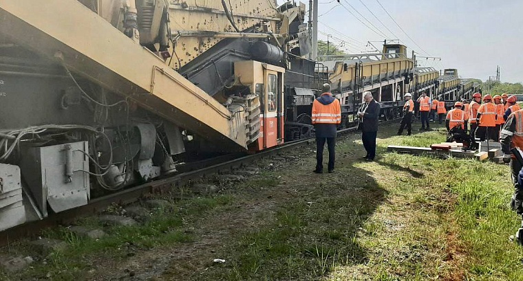 На станции Тюмень сошла с рельсов щебеночно-очистительная машина