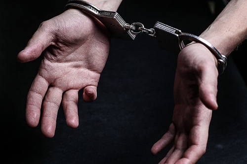 Выпивший тюменец украл в магазине пару кроссовок и ударил продавца бутылкой по голове