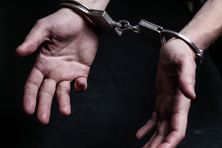 Выпивший тюменец украл в магазине пару кроссовок и ударил продавца бутылкой по голове