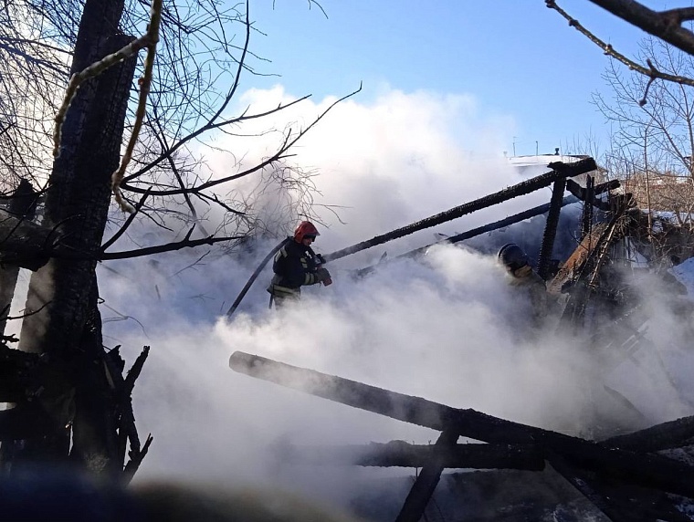 На улице Волгоградской пожарные защитили от огня деревянные дома