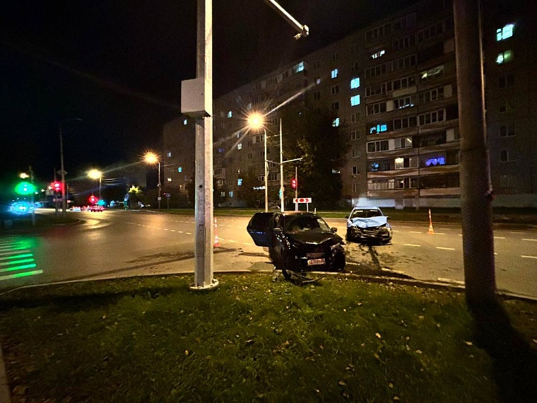 В Тюмени нарушитель спровоцировал ДТП и оставил детей сидеть у дерева