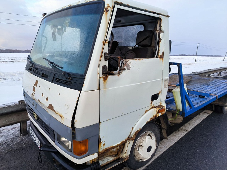 На тюменской трассе водителя эвакуатора убило колесом, оторвавшимся от встречного грузовика