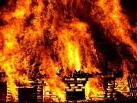 В Тобольске в горящем доме взорвались газовые балоны