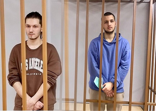 В Тюмени вынесли приговор вандалам, сломавшим арку в сквере Победы