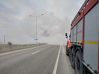 Объездную дорогу за "Тюмень Сити Моллом" заволокло дымом