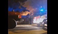 Тюменские пожарные вскрывали ворота, чтобы спасти людей из огня на Депутатской