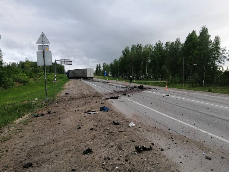 Молодой тюменец разбился насмерть в лобовом столкновении с большегрузом
