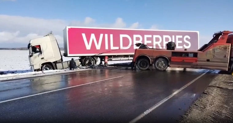 На трассе Тюмень - Омск в кювет съехала фура