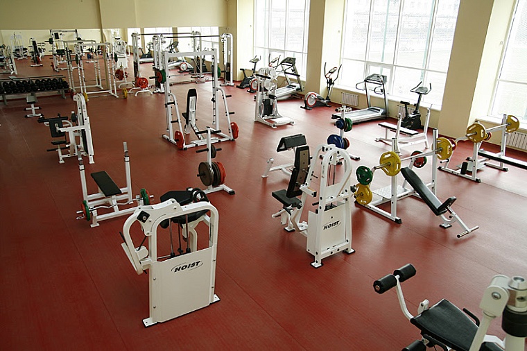 Фитнес-центр в Тюмени прокомментировал ситуацию с ненадежными шкафчиками в раздевалке