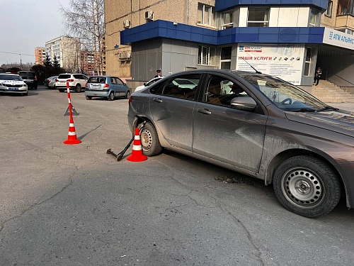 Девятилетняя девочка на самокате попала под машину в тюменском дворе