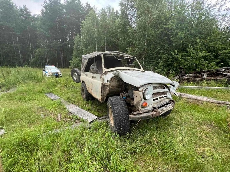 В Заводоуковске пьяный водитель вылетел с дороги на частный двор