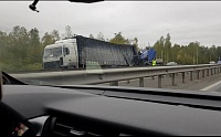 От кабины ничего не осталось: на объздной дороге Тюмень - Боровский столкнулись два грузовика
