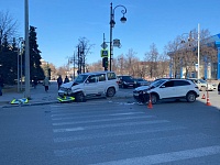 На улице Герцена УАЗ "Патриот" сбил двух пешеходов на тротуаре