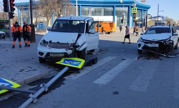 На улице Герцена УАЗ "Патриот" сбил двух пешеходов на тротуаре