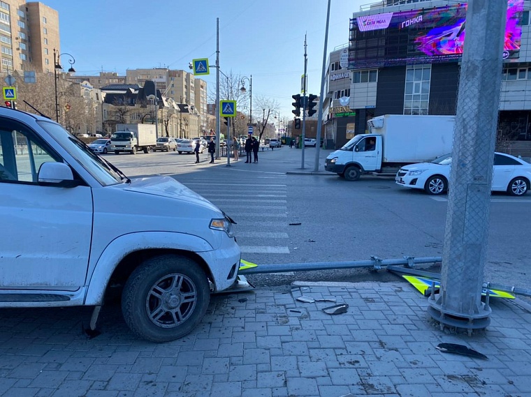 На улице Герцена УАЗ "Патриот" сбил двух пешеходов на тротуаре