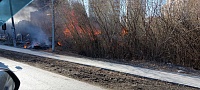 В районе улицы Таллинской в Тюмени горит заброшенный дом