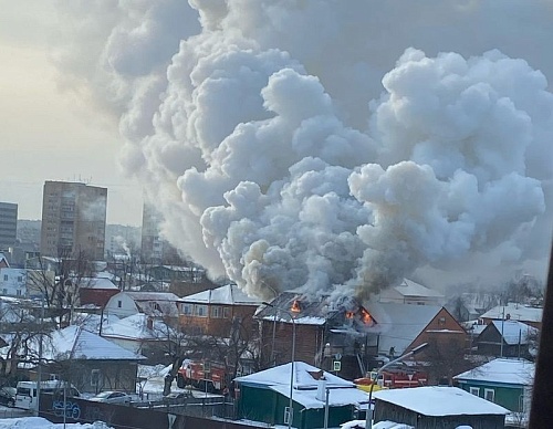 На улице Беломорской в Тюмени горит частный дом