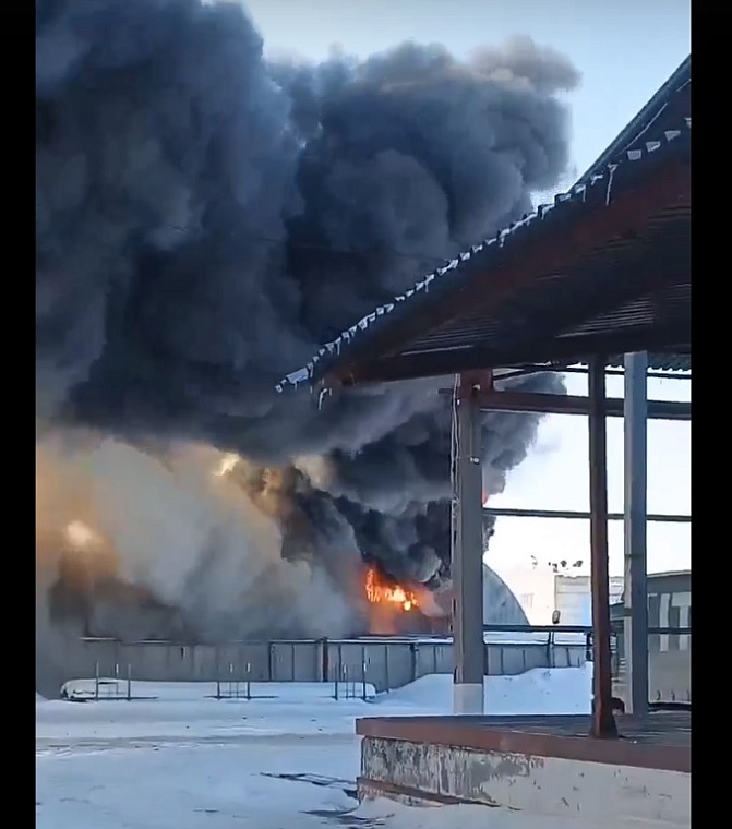 На улице Чекистов в Тюмени горит ангар