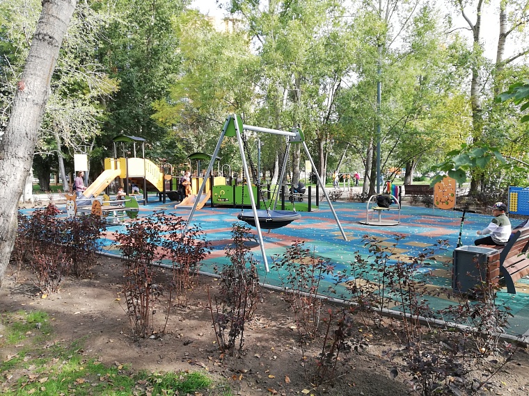 В Тюмени вандалы сломали детскую площадку в сквере Якова Неумоева