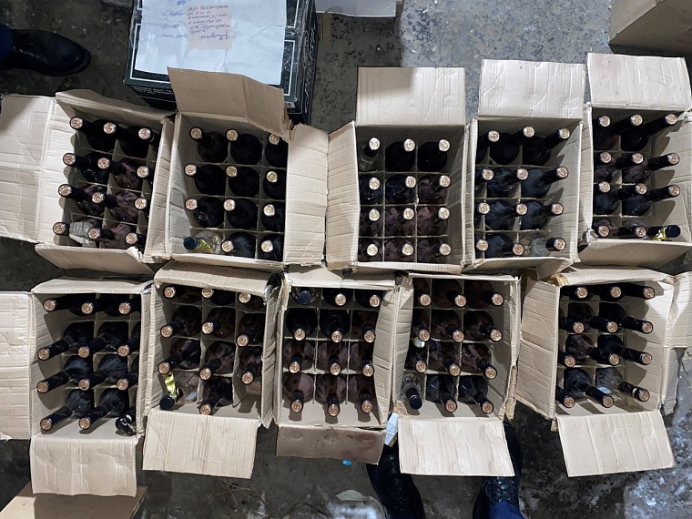 Жители Челябинска собирались продавать паленую водку в Тобольске