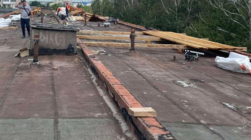 В пострадавшем от пожара доме на Луначарского в Тюмени во время ливня протекла крыша