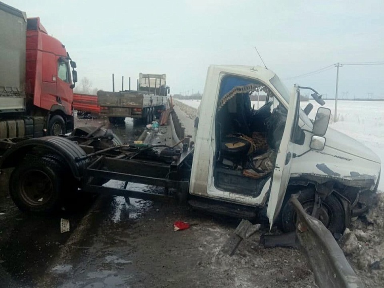 На трассе Тюмень - Ханты-Мансийск большегруз въехал в "Газель" с дорожными рабочими