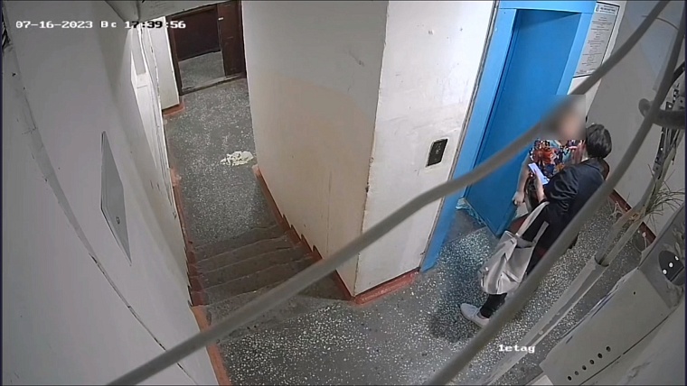 Тюменка ударила чужого ребенка в подъезде