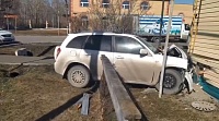Автомобиль въехал в стену жилого дома в Ялуторовске