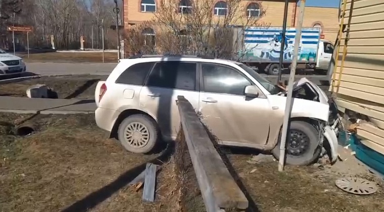 Автомобиль въехал в стену жилого дома в Ялуторовске