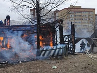 В Тюмени сегодня сгорел нежилой дом по ул. Пышминской