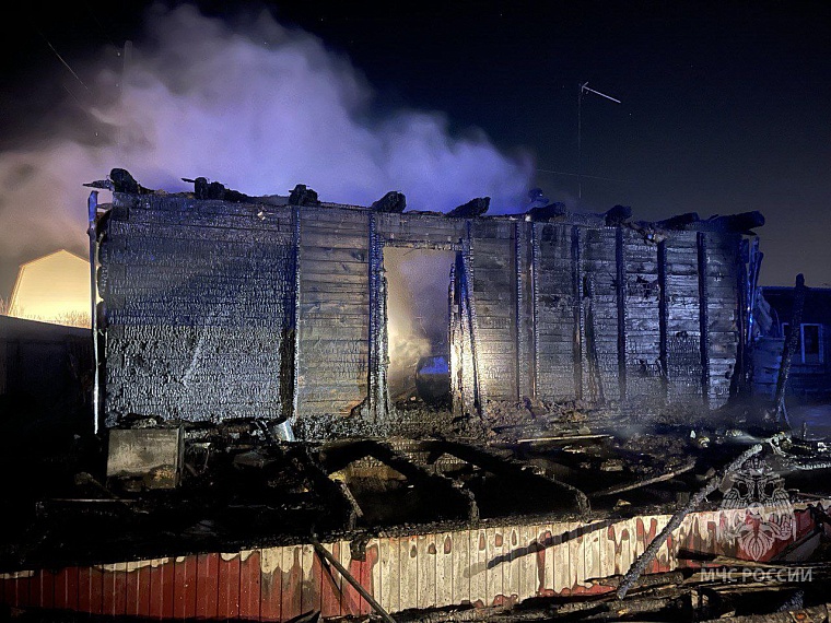 В тюменском СНТ «Светлое» сгорел жилой дом, есть погибший