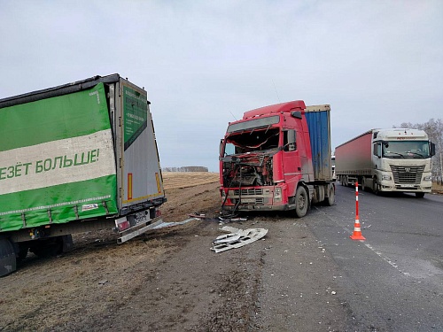 На трассе в Бердюжском районе столкнулись три фуры, один водитель погиб