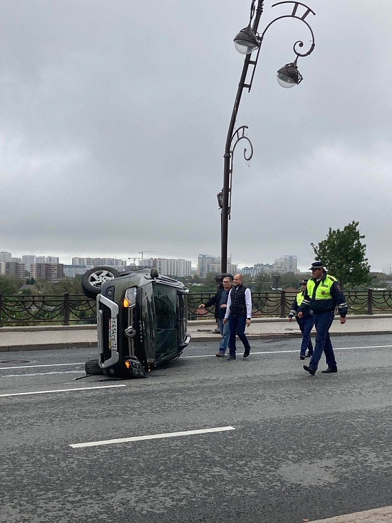 «Рено Каптюр» перевернулся у моста Влюбленных в Тюмени