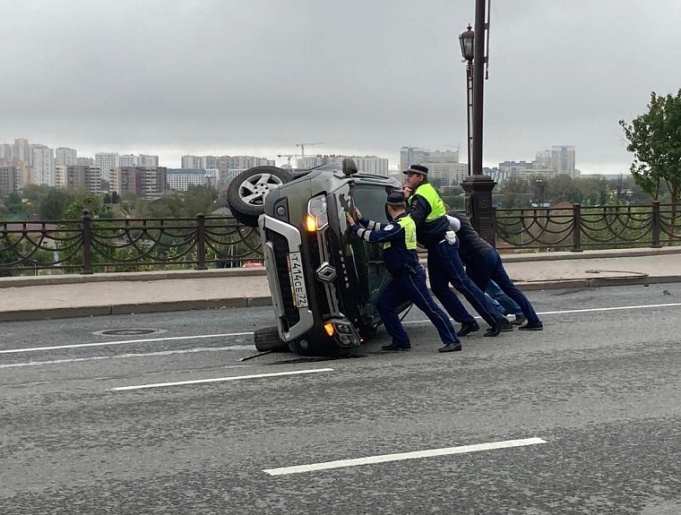 «Рено Каптюр» перевернулся у моста Влюбленных в Тюмени