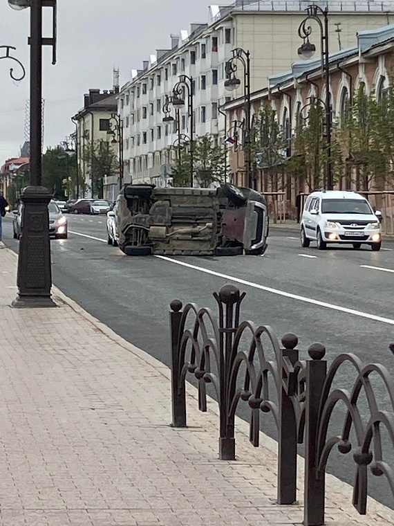 «Рено Каптюр» перевернулся у моста Влюбленных в Тюмени