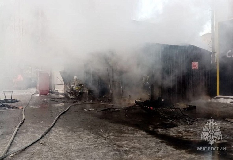 На Широтной в Тюмени загорелся торговый павильон