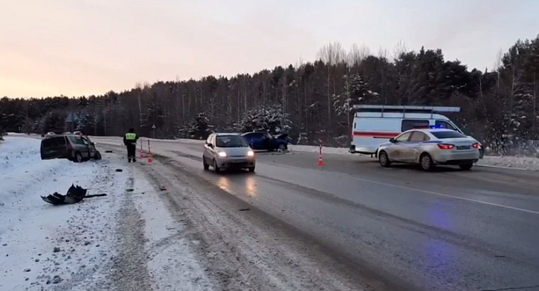 Две "Лады" столкнулись на трассе Тюмень - Ханты-Мансийск. Есть жертвы