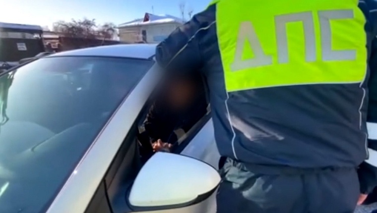 К иностранцу за рулем в Тюмени пришлось применить физическую силу