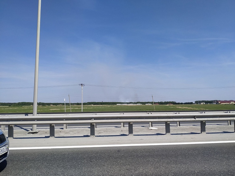 В районе яхт-клуба "Рубин" по Ялуторовскому тракту горит лес