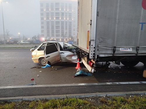 В ночном тумане тюменские подростки на «Ладе» въехали в большегруз