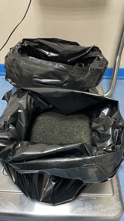 Тюменские таможенники задержали мужчину с девятью килограммами насвая