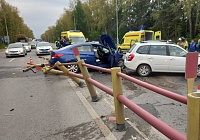 На въезде в Тюмень со стороны Червишевского тракта столкнулись три машины: два водителя тяжело ранены