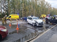 На въезде в Тюмень со стороны Червишевского тракта столкнулись три машины: два водителя тяжело ранены