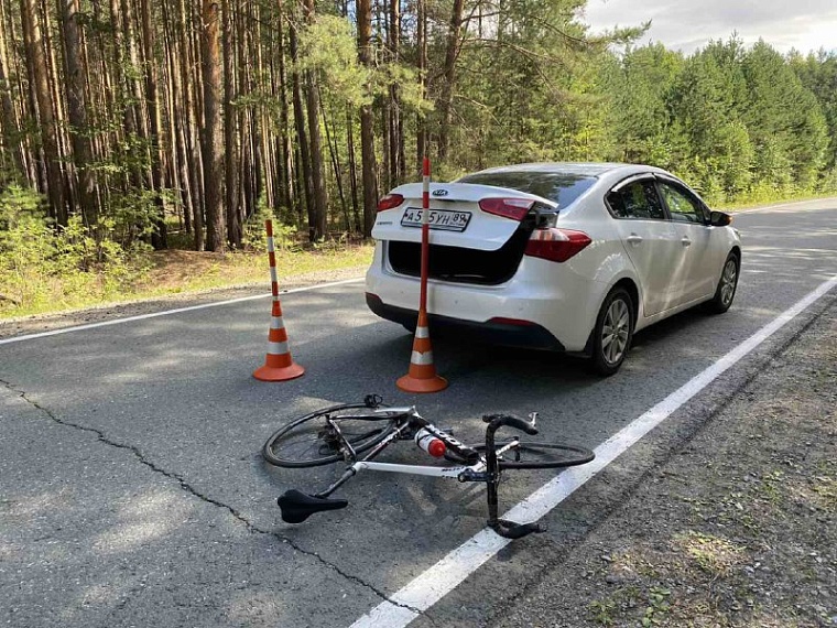 Тюменский спортсмен-велосипедист врезался в автомобиль, пробив заднее стекло