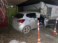 В Дербышах автомобиль Kia Venga врезался в жилой дом